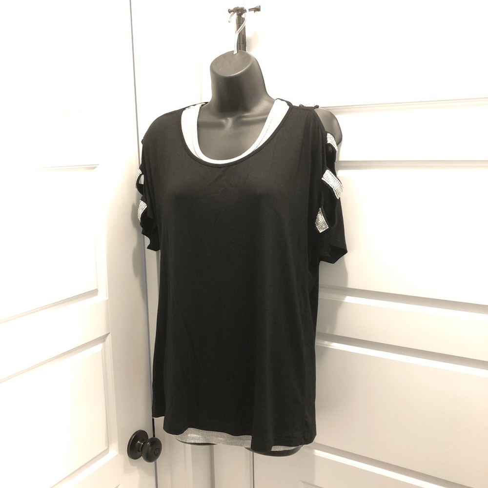 💜 GUC BKE Boutique top! Black with silver metal detail on ladder sleeves. Sz M